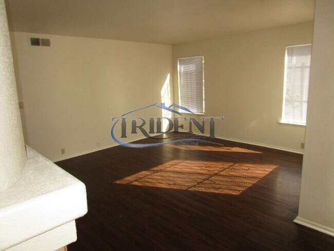 Building Photo - Large 4 bedroom, 3 bath house located on a large lot