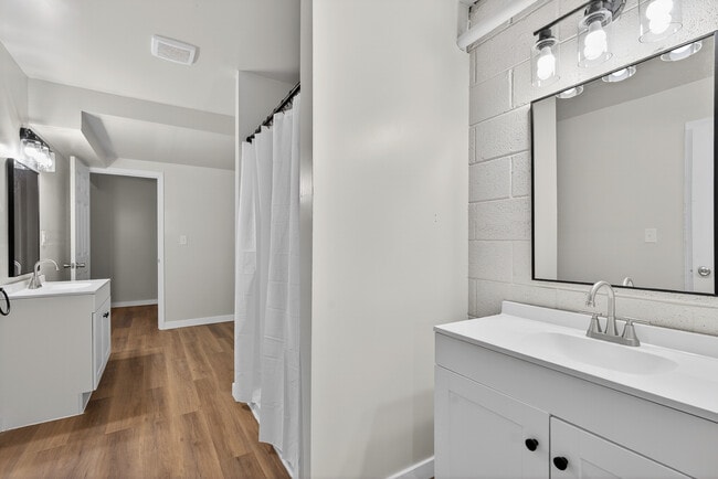 Building Photo - 1350 Dix Dr