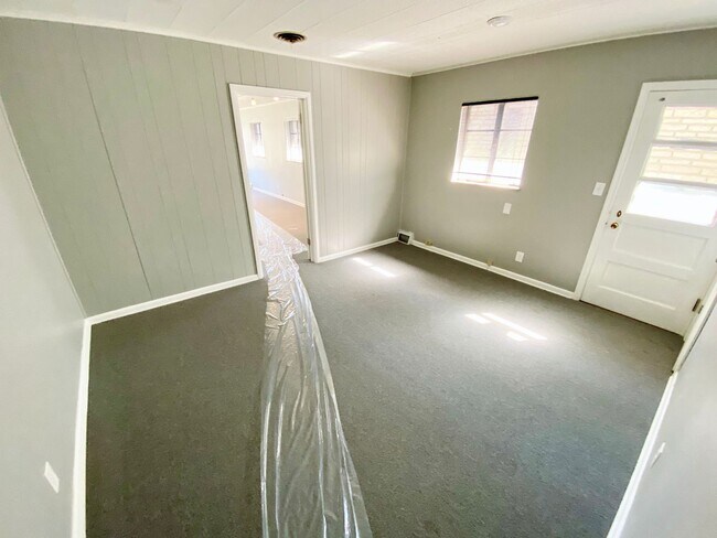 Building Photo - Remodeled Westgate Home with Attached Prof...