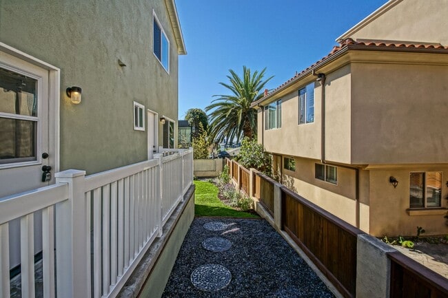 Building Photo - NEWLY REMODELED, SPLIT-LEVEL 3BR2BA DUPLEX...