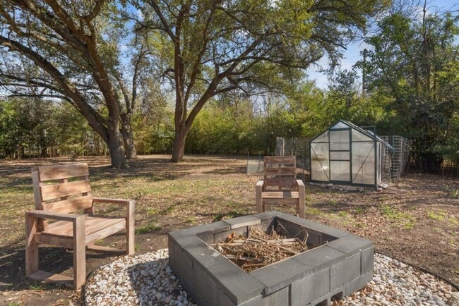 Building Photo - 419 King Cir