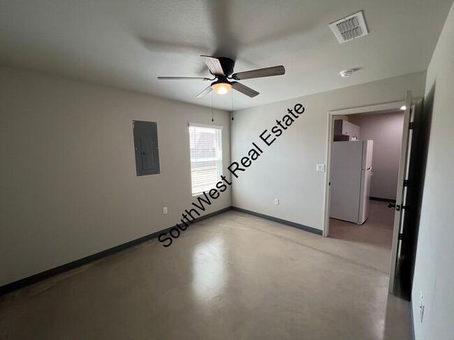Building Photo - Spacious 2 bedroom 2 Bath apartment