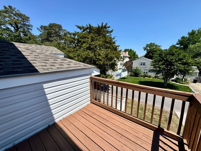 Building Photo - A Chesapeake Bay Townhome w/Garage, Available NOW! 2 Downstairs Bedrooms - Pet Friendly - 2 Balco...