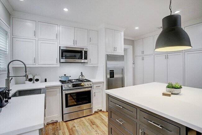 Building Photo - 127 Payne St