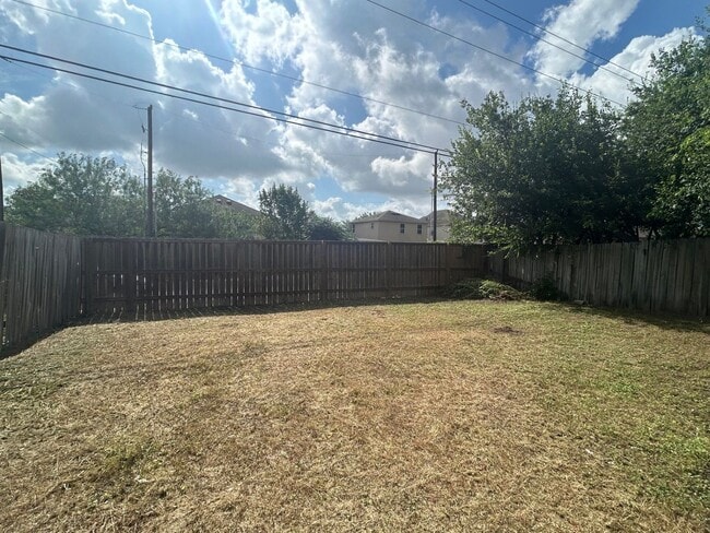 Building Photo - AVAILABLE NOW 4 BED/ 2 BA HOUSE FOR RENT! ...