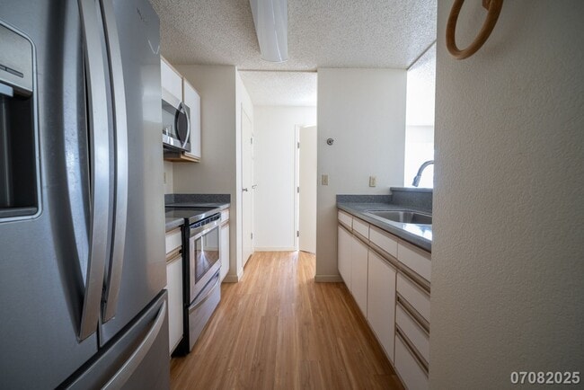 Building Photo - 2 Bedroom 2 Bathroom 2 Assigned Parking in...
