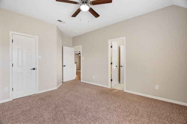 Building Photo - 684 Hollow Cir