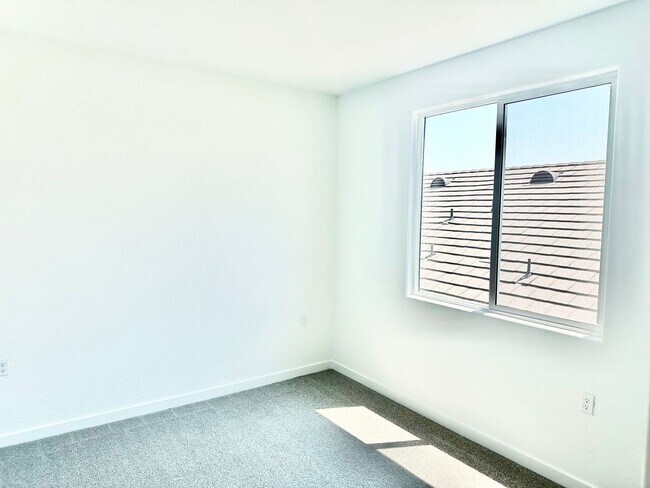 Building Photo - BRAND NEW 5/3 Lennar In Riverstone Community