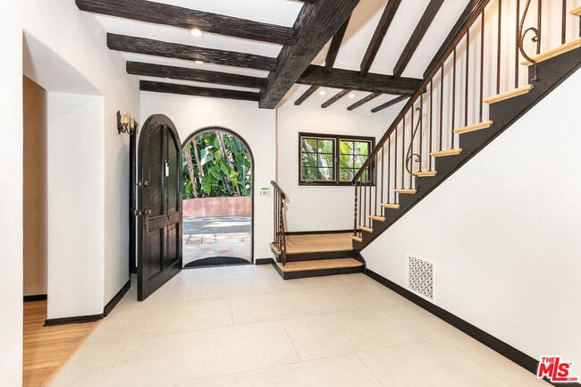 Building Photo - 806 N Alpine Dr