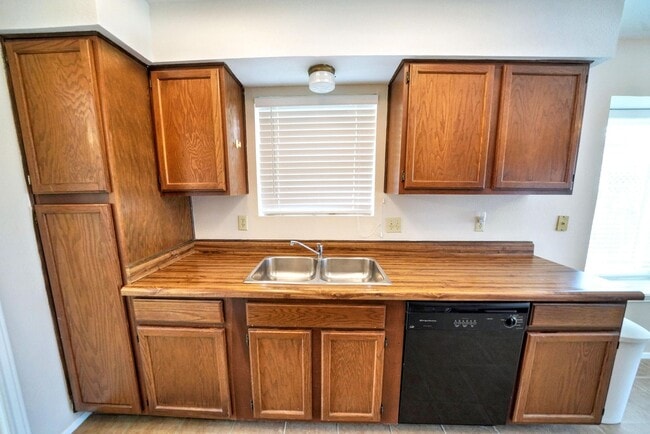 Building Photo - Charming 2-bed, 2-bath home in Universal C...