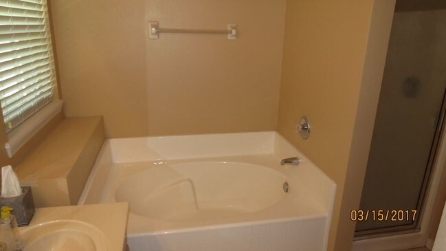 Building Photo - 4 Bed/2 Bath in Beacon Park