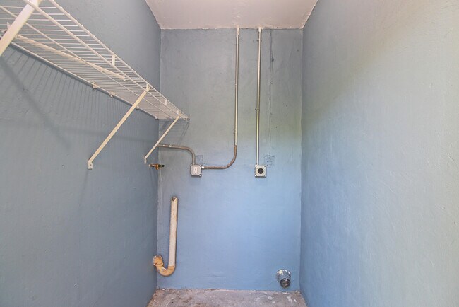 Building Photo - 1045 Miami Blvd