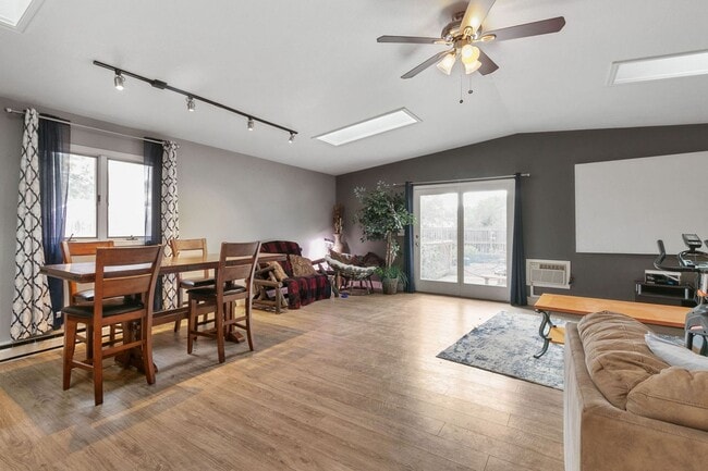 Building Photo - Charming 3 Bedroom, 2 Bathroom Home in Windsor!