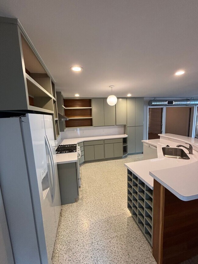 Building Photo - Mid Century Charmer