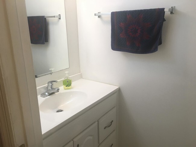 Building Photo - 205 Meadowbrook Ct