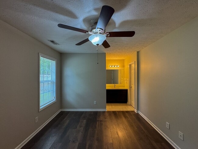 Building Photo - Charming 3 Bed 2 Bath Spring Lake Home wit...