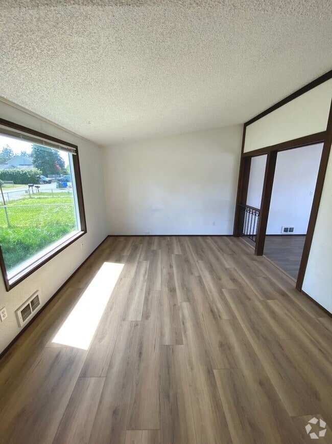 Building Photo - 3bd/1 Ba Rambler in Spanaway
