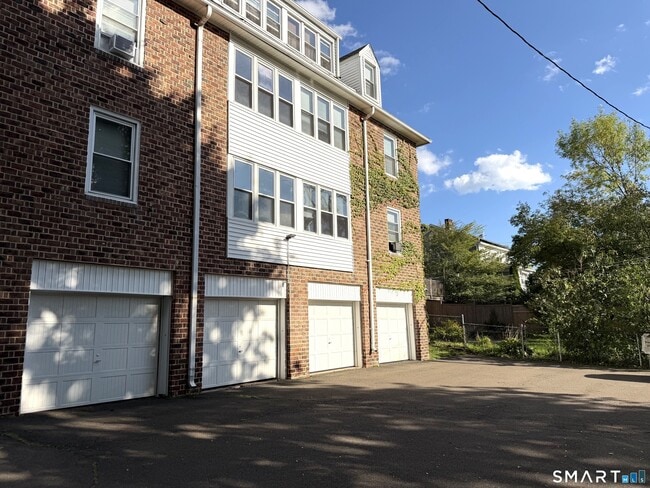 Building Photo - 512 Townsend Ave