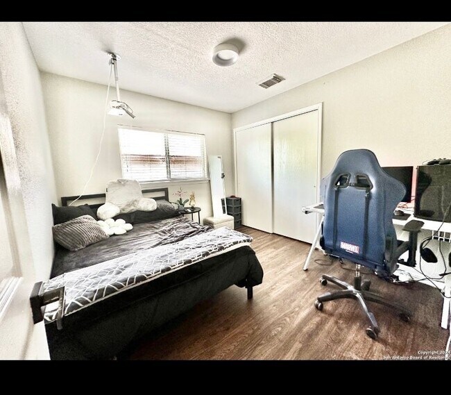 Building Photo - 10142 Amber Flora Dr