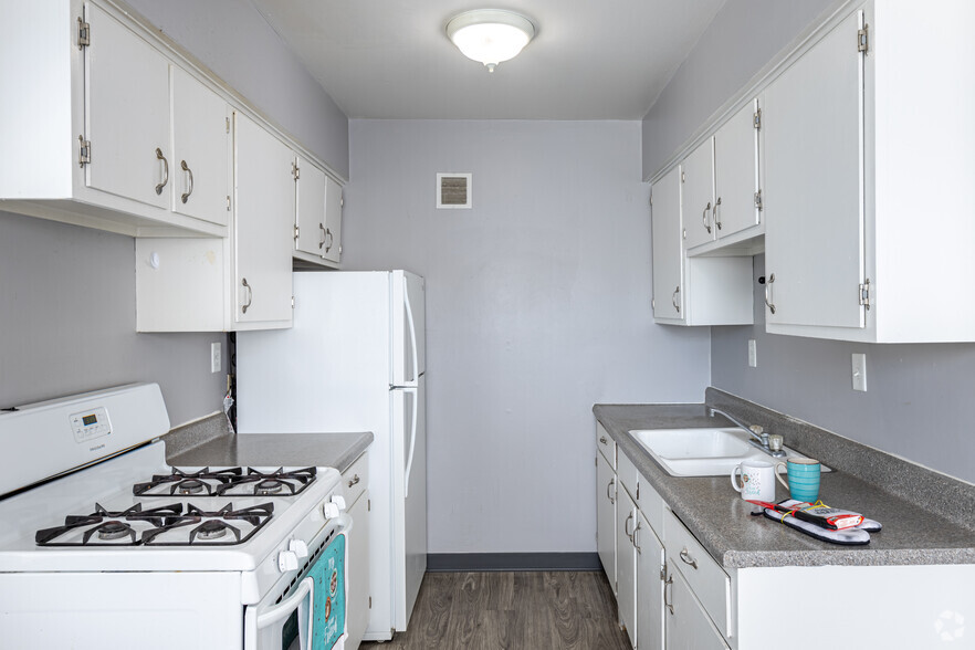 2BR, 1BA - 620SF - FJC Apartments