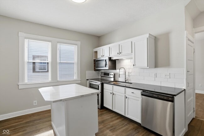 Building Photo - 512 N Beville Ave