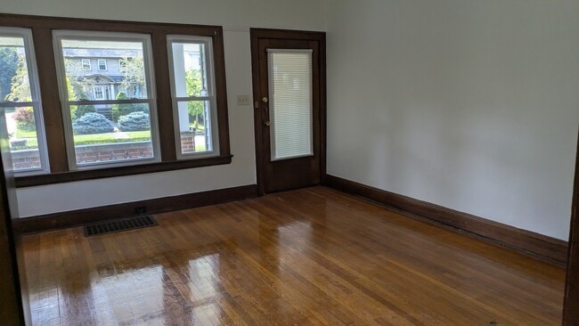 Building Photo - 2438 Woodmere Dr