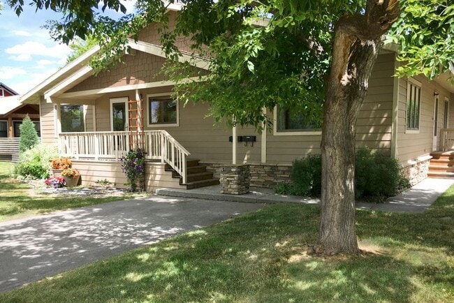 Building Photo - 516 N Willson Ave