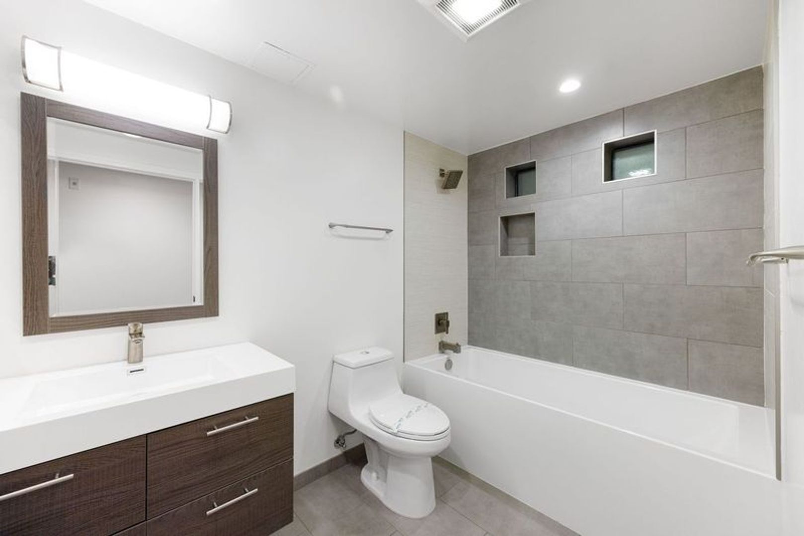 Building Photo - Modern 3 Bed, 2 Bath Condo for Lease – 1,320 Sq Ft – Prime Sherman Oaks Location