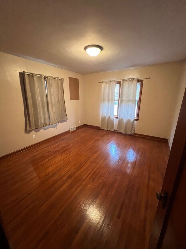 Building Photo - Very Spacious 4 Bedroom 2 1/2 Bath House Close to Campus!