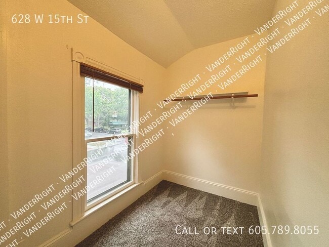 Building Photo - 628 W 15th St