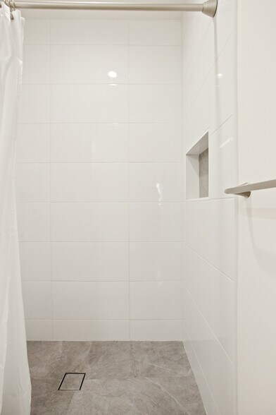 Modern Shower - 23046 Saticoy St