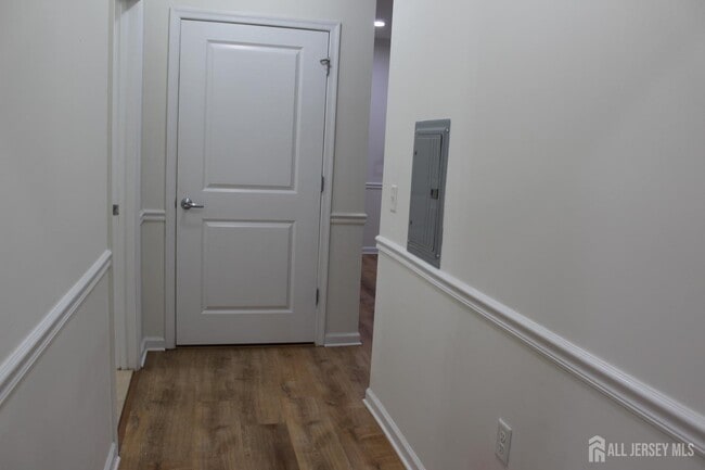 Building Photo - 611 Doral Ct