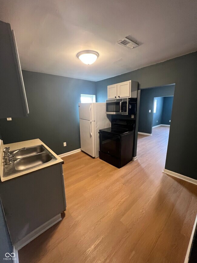 Building Photo - 2532 N Temple Ave