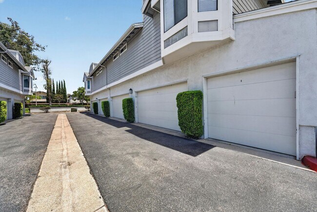 Building Photo - Spacious 2 Bed, 2 Bath Condo in Desirable Northwood