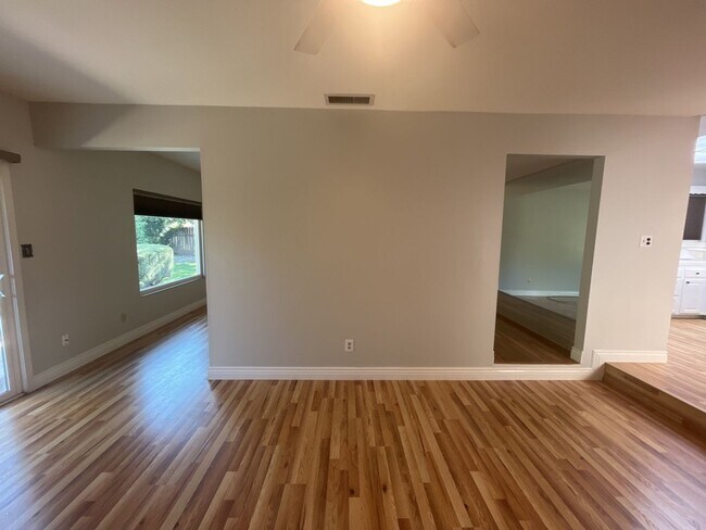 Building Photo - Beautiful 3 BDRM, 2 BATH Home w/ American ...