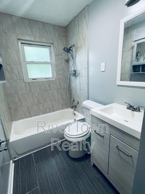 Building Photo - 6630 Embassy Cir