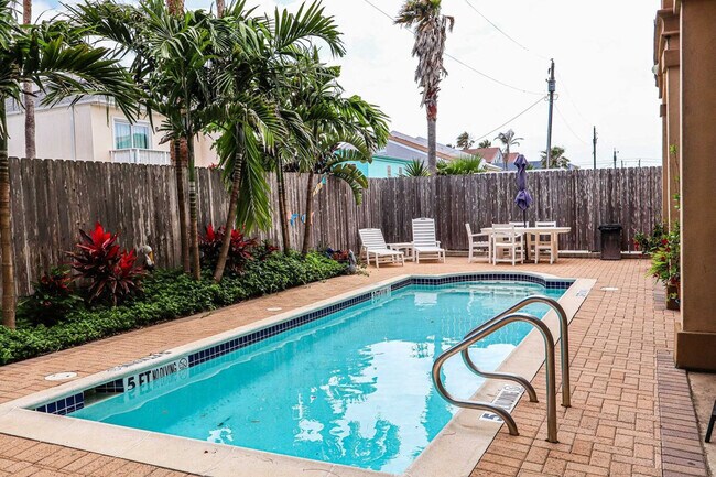 Building Photo - 117 E Lantana St