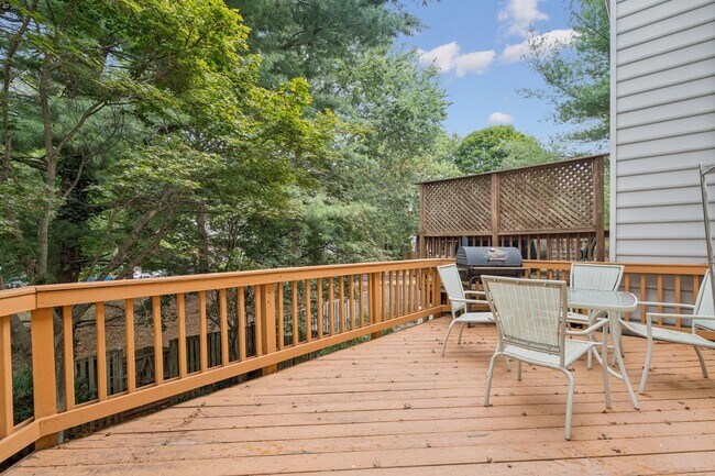 Building Photo - Great Location for schools, shopping and d...