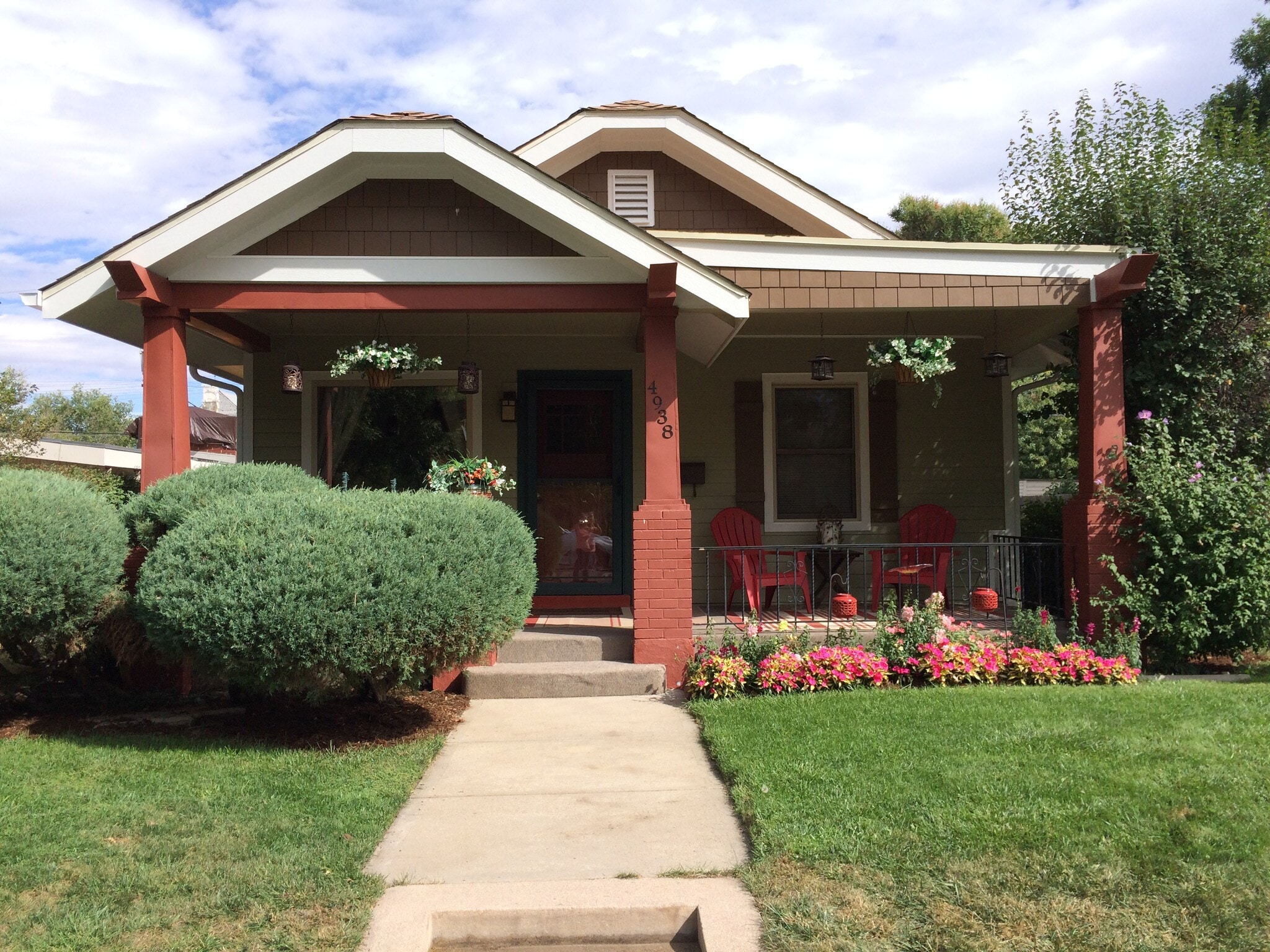 Large porch with new carpet - 4938 Meade st
