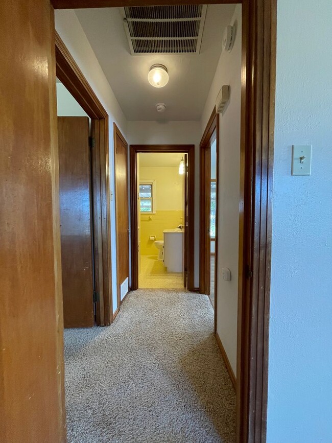 Building Photo - Cozy 3-Bed, 2-Bath Retreat in Serene Neigh...
