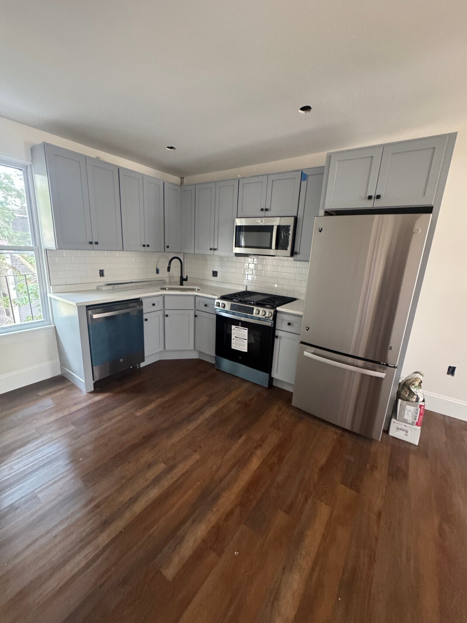 Building Photo - 10 Hunting St