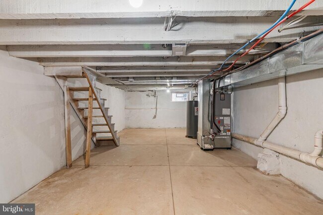 Building Photo - 2151 E Stella St