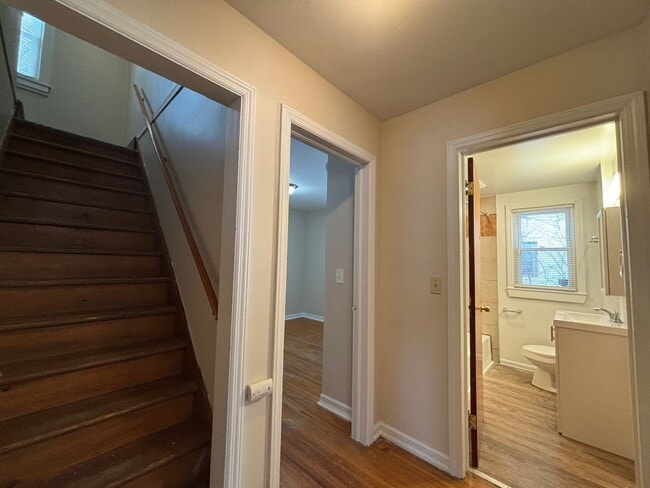 Building Photo - 3 Bedroom 1.5 Bath House - Parking/Laundry Hook-Ups!