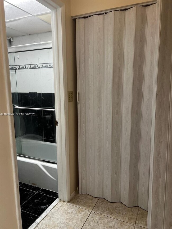 Building Photo - 3760 Inverrary Dr