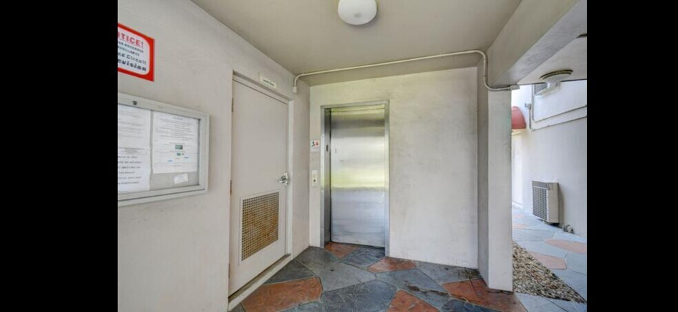 Building Photo - 100 Royal Palm Way