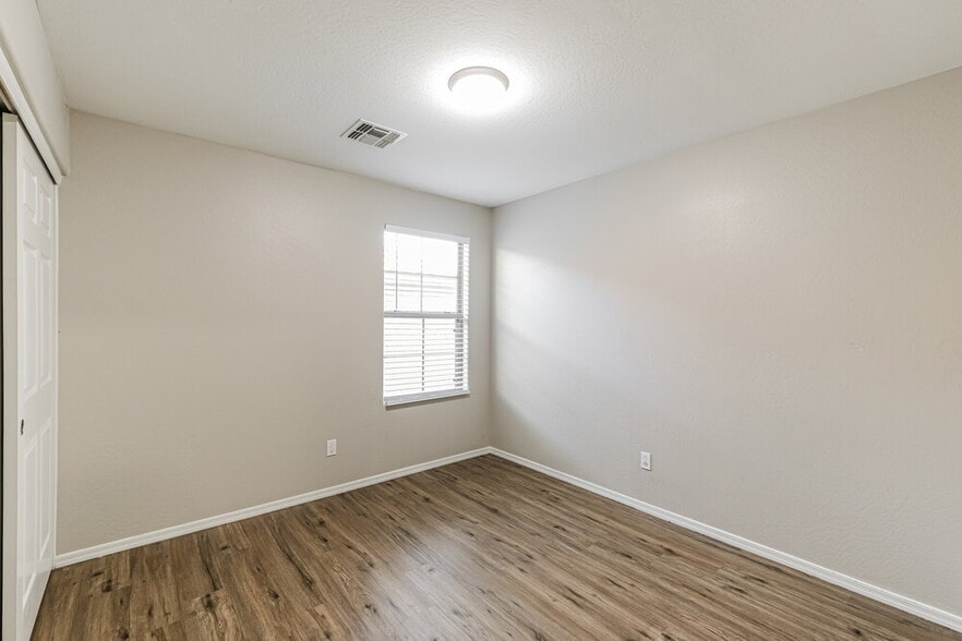 Building Photo - 1444 N 80th Dr