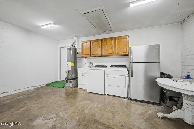Building Photo - 408 E La Jolla Dr