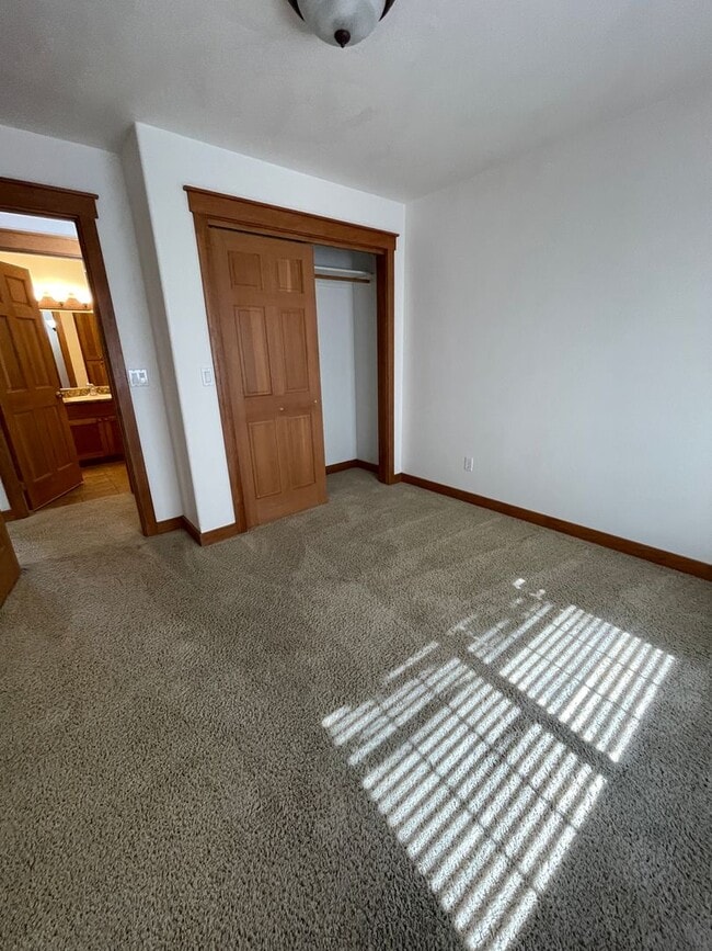 Building Photo - 4 Bd/3 Ba Townhouse on Pioneer Hill!