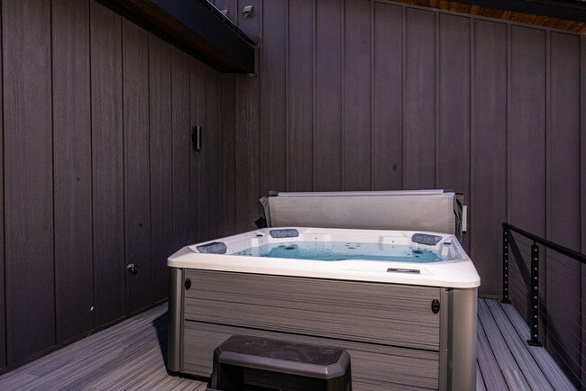 Building Photo - 3373 Mountain View Blvd