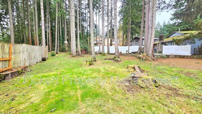 Building Photo - 5401 Pineridge Dr NE